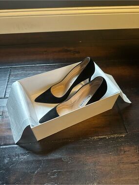 Manolo Blahnik BB 105 Black Suede Pointed Toe Pumps Heels EU 38 w/ Box